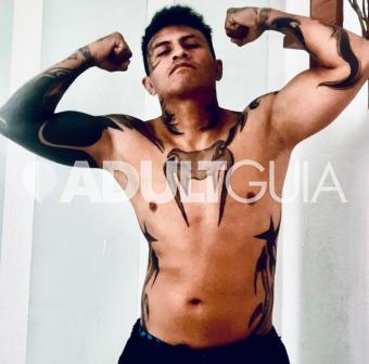 Joven atlético y buen rollo, tes Moreno claro ojos negros tatuajes visibles - Foto 0