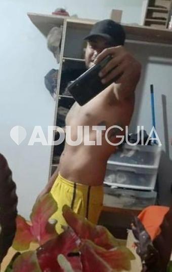 Joven bisexual con 20cm de placer para atender - Foto 0