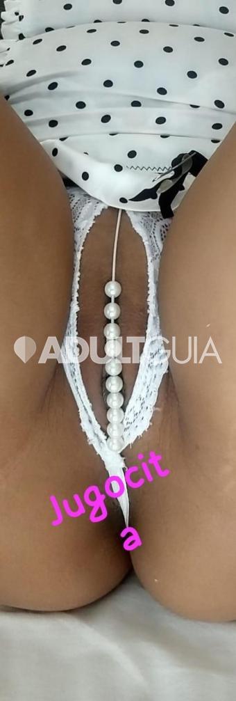 Ardiente y exuberante con lugar, una mujer apasionada entregada en la cama  - Foto 3