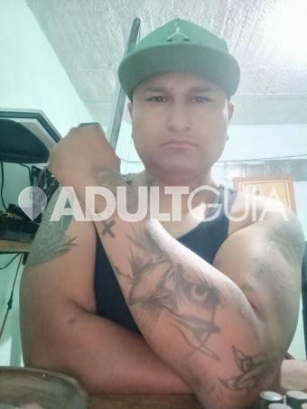 Un Gigoló amable risueño o un buen hombre de compañía  - Foto 0