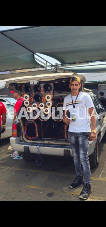 Hombre apasionado seductor y complaciente  - Foto 0