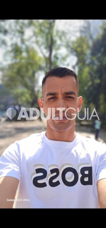 Hombre apasionado seductor y complaciente  - Foto 1