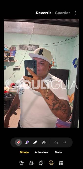 Un Gigoló amable risueño o un buen hombre de compañía  - Foto 5