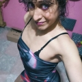 Chica trans amante de las pantimedias elegancia y curvas reales